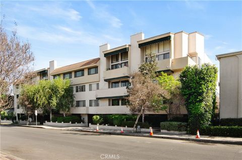 Photo of 5310 Zelzah Ave, Encino, CA 91316 (MLS # SR26028602)