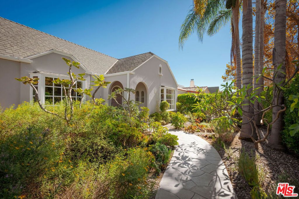 Photo of 600 S Orange Drive, Los Angeles, CA 90036 (MLS # 25612469)