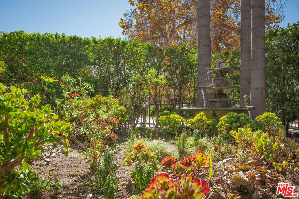 Photo of 600 S Orange Drive, Los Angeles, CA 90036 (MLS # 25612469)