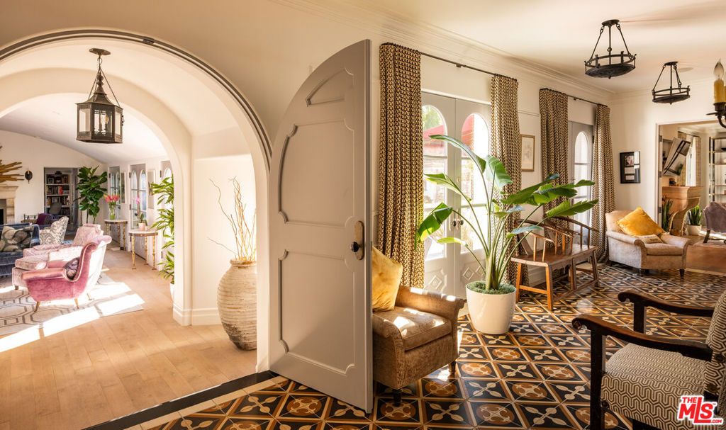 Photo of 523 N Beverly Drive, Beverly Hills, CA 90210 (MLS # 26634695)