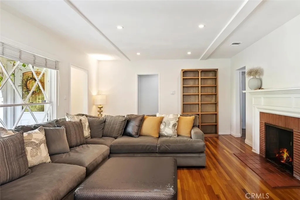 Sherman Oaks, California 91423, United States, 3 Bedrooms Bedrooms, ,2 BathroomsBathrooms,Residential,Active,81118