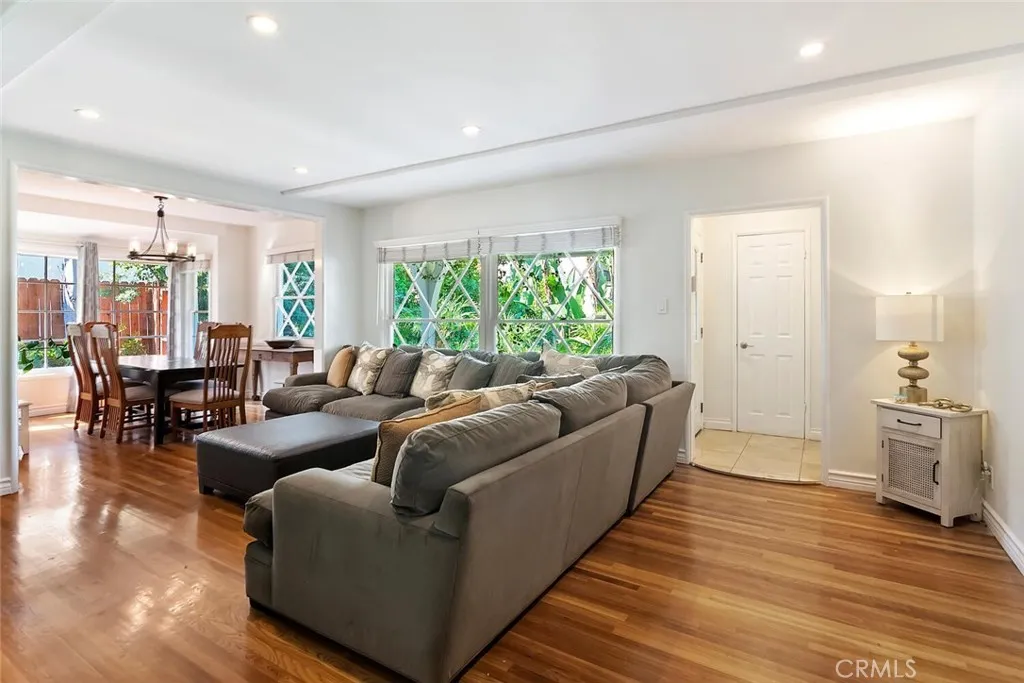 Sherman Oaks, California 91423, United States, 3 Bedrooms Bedrooms, ,2 BathroomsBathrooms,Residential,Active,81118