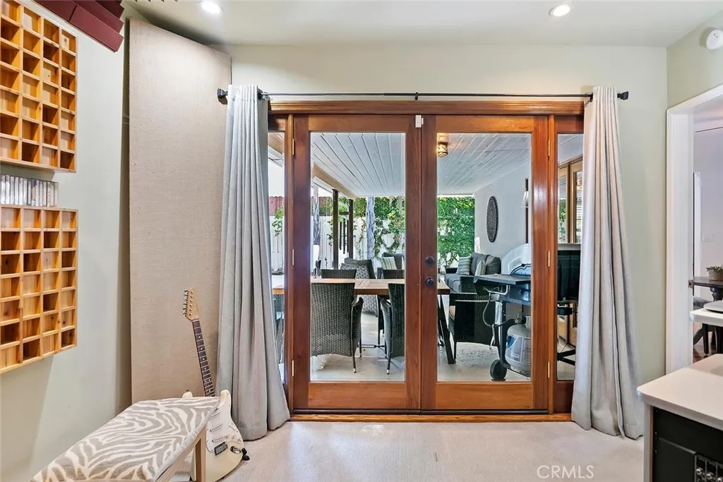 Sherman Oaks, California 91423, United States, 3 Bedrooms Bedrooms, ,2 BathroomsBathrooms,Residential,Active,81118