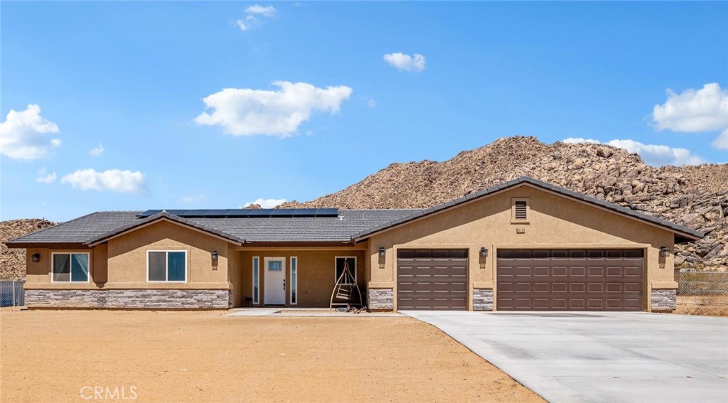 ***Beautiful 2022-Built Home with Panoramic Valley Views in Sycamore Rocks***
Welcome to this Stunning 2022-built Home on just Over an Acre, offering breathtaking views of the entire valley and endless big-sky horizons. Step inside to find soaring Vaulted Ceilings, an Open Floor Concept, and Oversized Windows that flood the home with natural light.
The Chef’s Kitchen features a Massive Island, Walk-in Pantry, Abundant Cabinetry, and Stainless-Steel Appliances—perfect for cooking, entertaining, and gathering. The desirable Split Floor Plan ensures privacy, with the primary suite showcasing a Spacious Walk-in Closet and a spa-inspired bathroom complete with a Walk-in Shower.
Enjoy the comfort of Paid-Off Solar and the convenience of a Three-Car Garage. Outdoor living is at its best with a Covered Front Porch and Back Patio, all set against sweeping valley views.
This home blends Modern Style with Serene Desert Beauty—Truly a Move-in-Ready Gem. Schedule your private showing today.