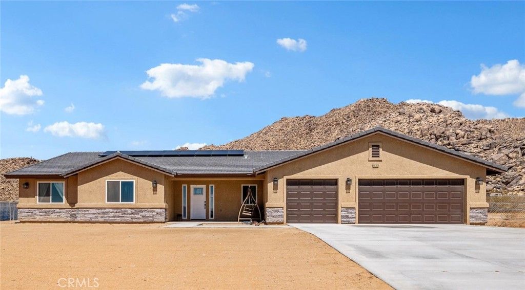 Photo of 24162 Shoshone Road, Apple Valley, CA 92307 (MLS # HD25216675)