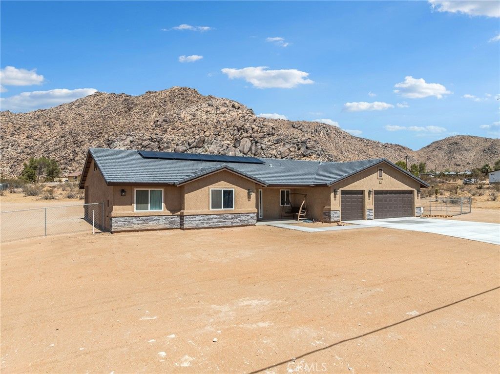 Photo of 24162 Shoshone Road, Apple Valley, CA 92307 (MLS # HD25216675)