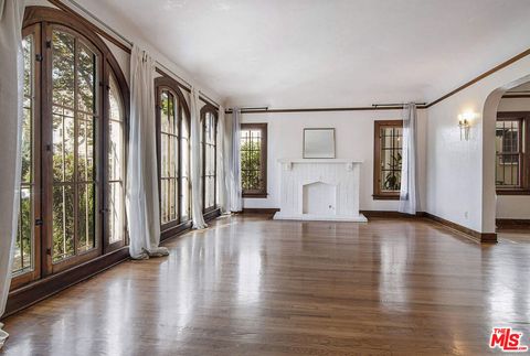 Photo of 108 S Sycamore Avenue, Los Angeles, CA 90036 (MLS # 25608613)