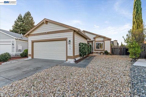 Photo of 176 176 Bedford Ct, Hercules, CA 94547 (MLS # 41126586)