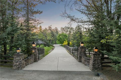 Photo of 32310 Hummingbird Court, Running Springs, CA 92382 (MLS # IG26101653)