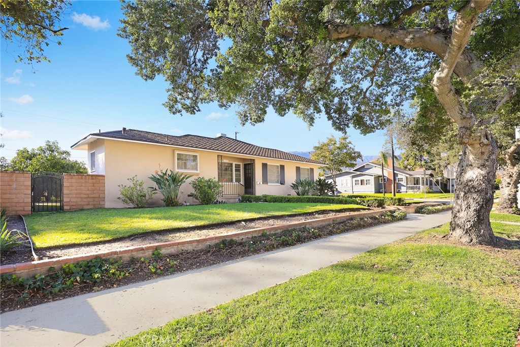 1047 N San Gabriel