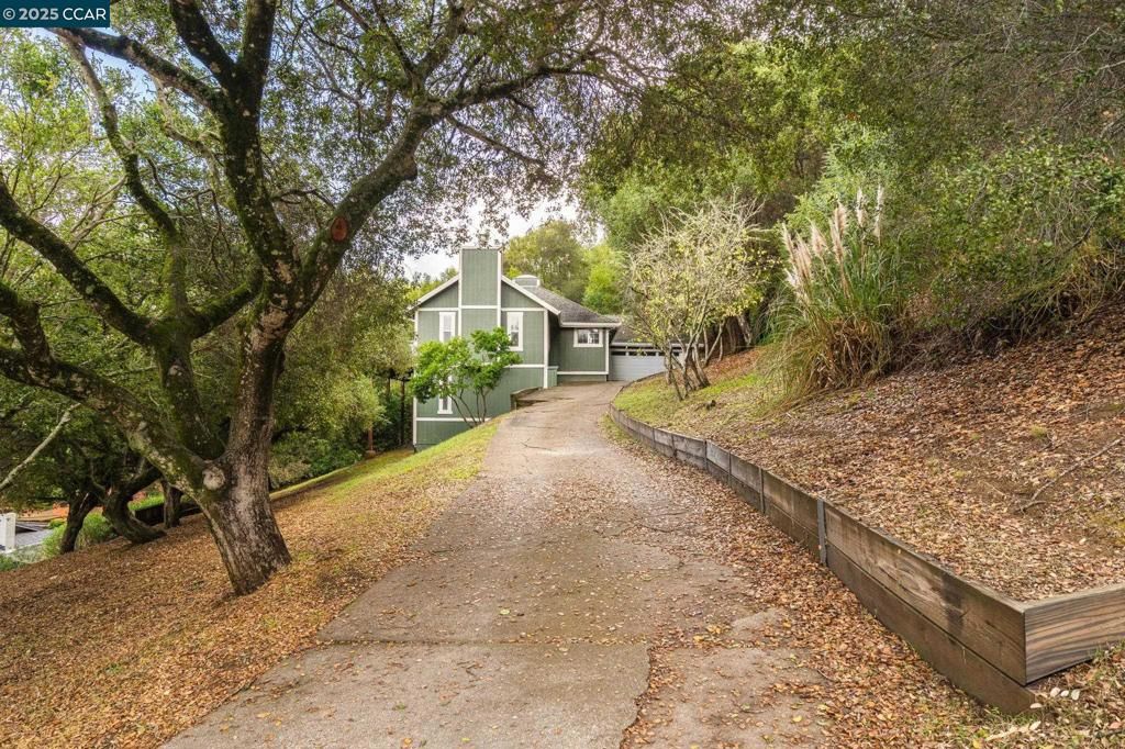 Photo of 1 Harris Hill Dr Dr, Novato, CA 94947 (MLS # 41115132)
