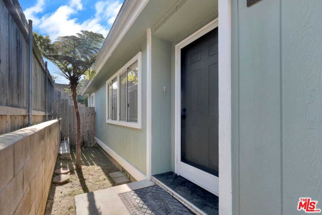 Photo of 472 Hupa Street, Ventura, CA 93001 (MLS # 25630143)