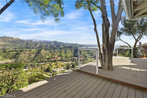 Photo of 7027 Macapa Dr, Los Angeles, CA 90068 (MLS # SR26084741)