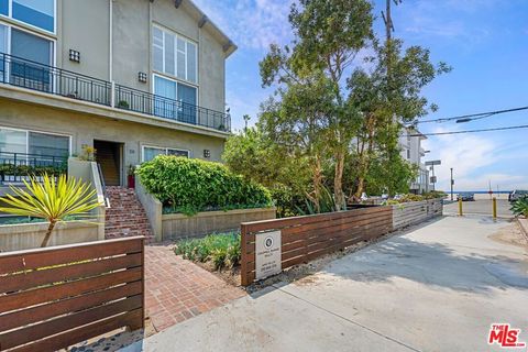 Photo of 20 1/2 NORTHSTAR Street, Marina Del Rey, CA 90292 (MLS # 25577229)