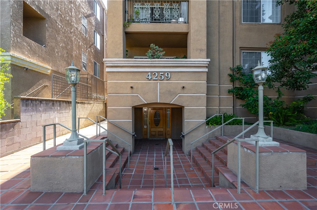 Welcome to this spacious 2-bedroom, 2-bathroom condominium offering approximately 1,594 sq. ft. of comfortable living in a well-maintained Sherman Oaks community.?Designed with an open floor plan, the home features defined living and dining areas, a beautifully remodeled kitchen, brand-new flooring, and thoughtfully added lighting throughout the unit. These updates create a fresh and inviting atmosphere for everyday living.
Additional highlights include two assigned parking spaces, access to a community pool, and a prime location near Ventura Boulevard — close to sought-after restaurants, boutique shopping, and convenient transportation options.