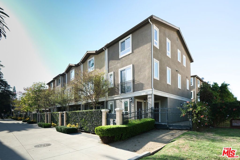 Photo of 14661 Sherman Way, Van Nuys, CA 91405 (MLS # 25597049)