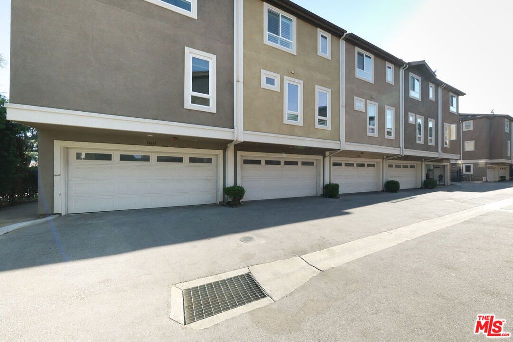 Photo of 14661 Sherman Way, Van Nuys, CA 91405 (MLS # 25597049)