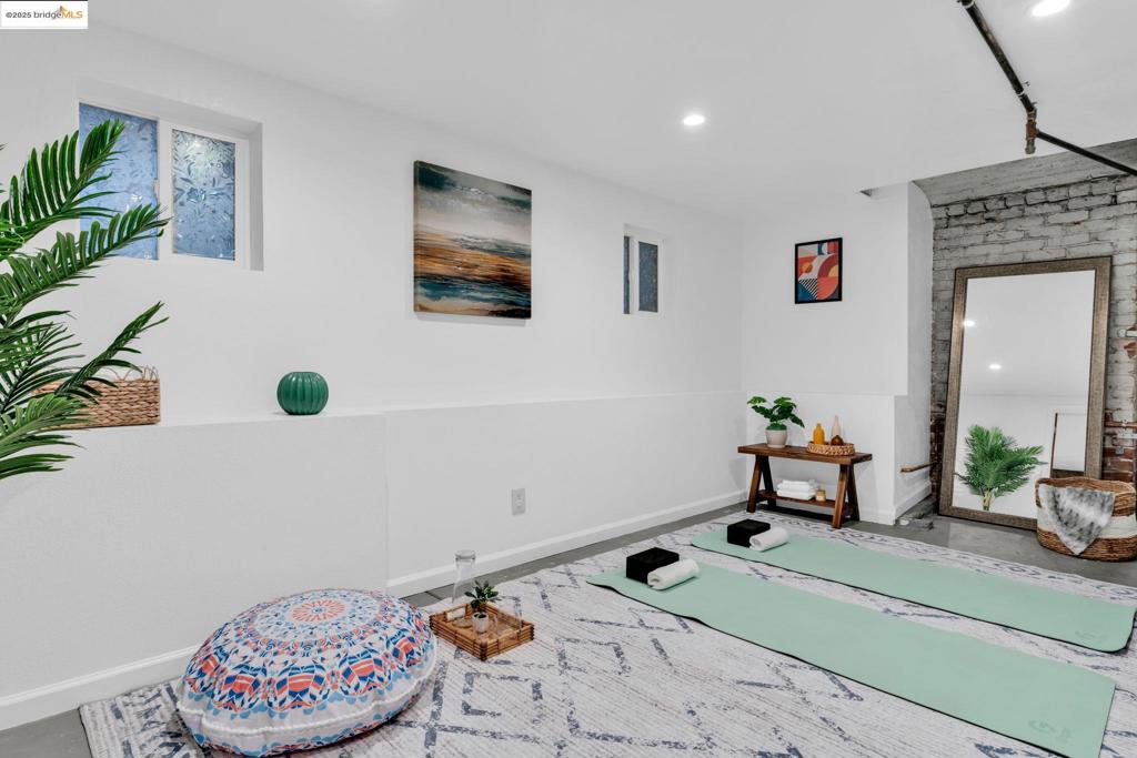 CLINTON - Residential