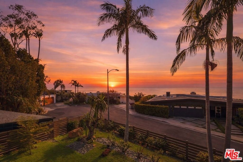 Photo of 1341 Charmel Place, Pacific Palisades, CA 90272 (MLS # 26658663)