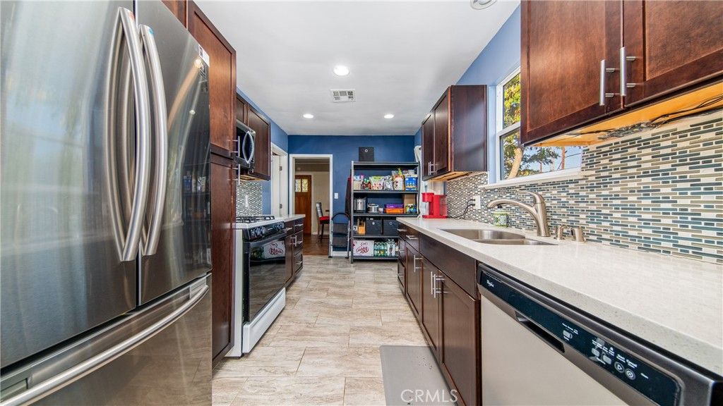 Photo of 7315 Ariel Ave, Reseda, CA 91335 (MLS # SR25241934)