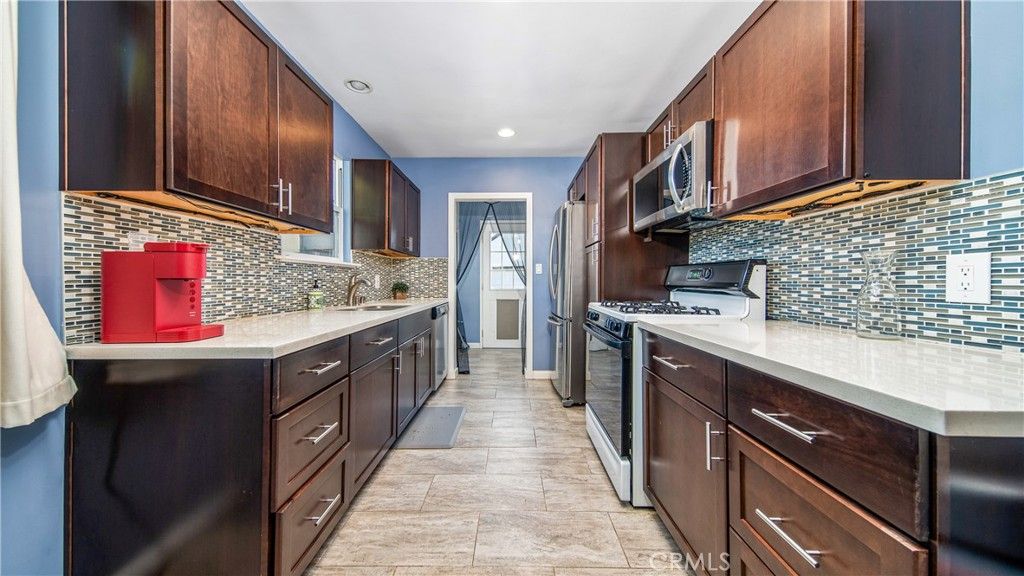Photo of 7315 Ariel Ave, Reseda, CA 91335 (MLS # SR25241934)