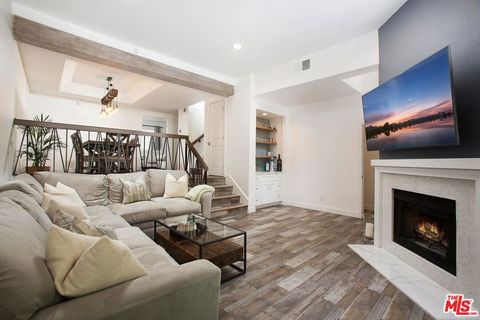 Photo of 18755 Hatteras Street #16, Tarzana, CA 91356 (MLS # 26830771)