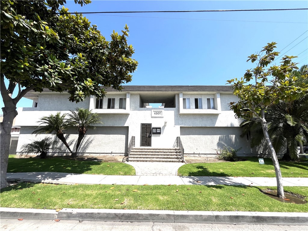 Bright and stylish 1-bedroom, 1-bath unit featuring modern finishes with laminate flooring throughout, quartz or granite countertops, stainless steel appliances, ceiling fans, and a private balcony perfect for relaxing. Located just minutes from LAX and within walking distance to shops and restaurants, this beautifully updated home also offers access to top-rated local schools, including Aviation Elementary, Del Aire Elementary, and Ramona Elementary. A perfect blend of comfort, convenience, and community- call us today and schedule a showing!