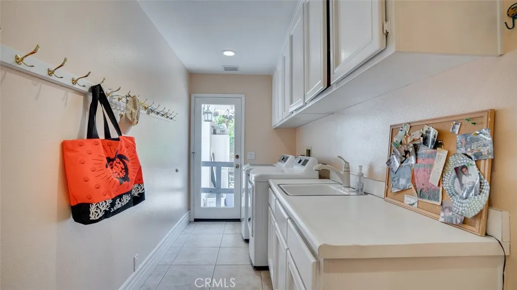 Upland, California 91784, United States, 4 Bedrooms Bedrooms, ,4 BathroomsBathrooms,Residential,Pending,166036