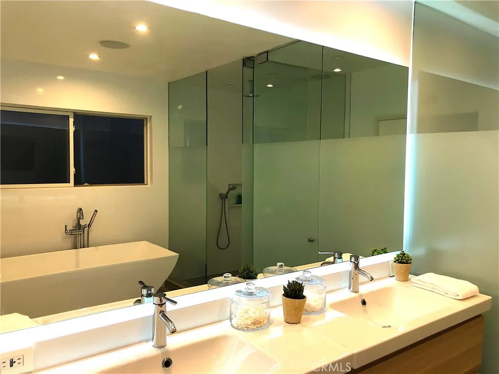 Valley Village, California 91607, United States, 4 Bedrooms Bedrooms, ,3 BathroomsBathrooms,Residential,Active,235950