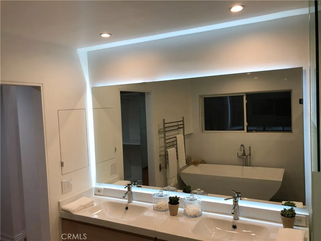 Valley Village, California 91607, United States, 4 Bedrooms Bedrooms, ,3 BathroomsBathrooms,Residential,Active,235950