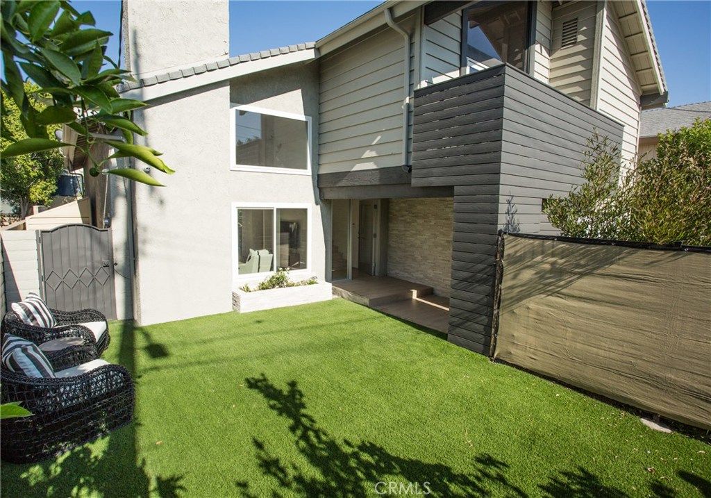 Photo of 5714 Vantage Avenue, Valley Village, CA 91607 (MLS # SR25250720)