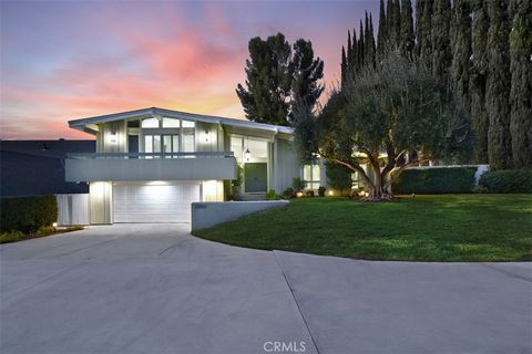 Photo of 22903 De Kalb Drive, Calabasas, CA 91302 (MLS # SR26097796)