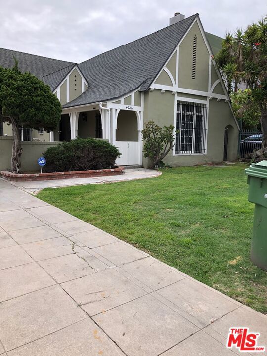 Main image without alt text