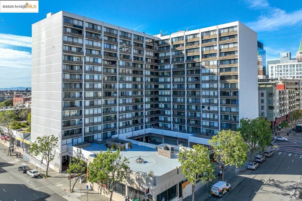 Entire unit newly renovated. MUST see all the updated appliances, a very large balcony with large sliding glass doors. Move in ready. Easy access to public transportation, Farmer's Market on Fridays, close to banks, restaurants and health care services.