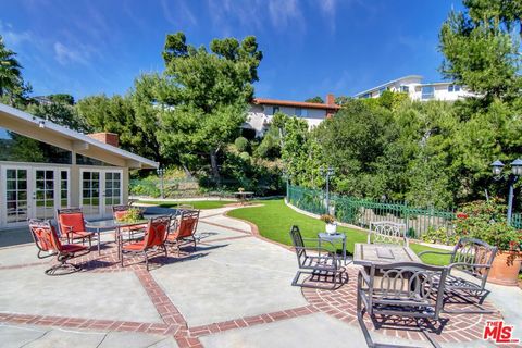 Tiny photo for 2546 Cordelia Road, Los Angeles, CA 90049 (MLS # 26652441)