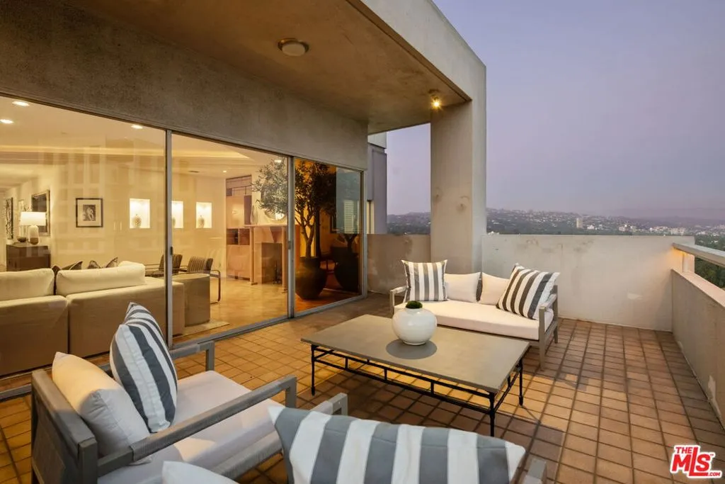 Los Angeles, California 90024, United States, 2 Bedrooms Bedrooms, ,5 BathroomsBathrooms,Residential,Active,237625