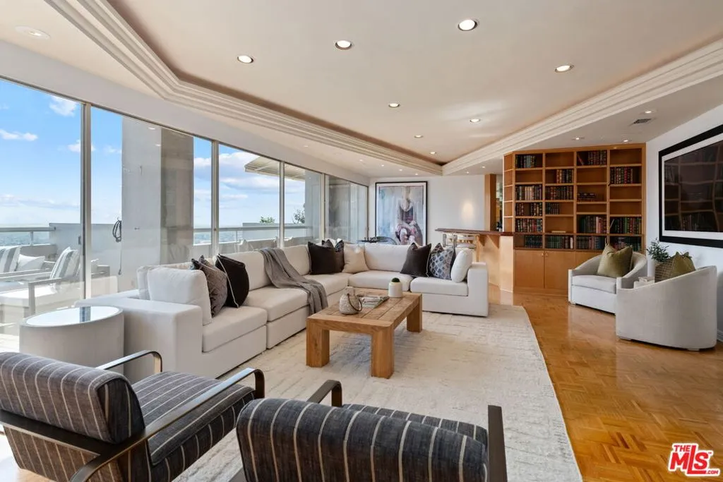 Los Angeles, California 90024, United States, 2 Bedrooms Bedrooms, ,5 BathroomsBathrooms,Residential,Active,237625