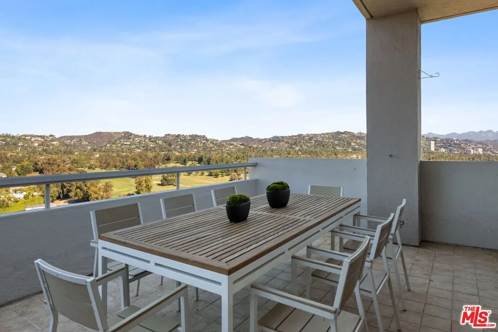 Los Angeles, California 90024, United States, 2 Bedrooms Bedrooms, ,5 BathroomsBathrooms,Residential,Active,237625