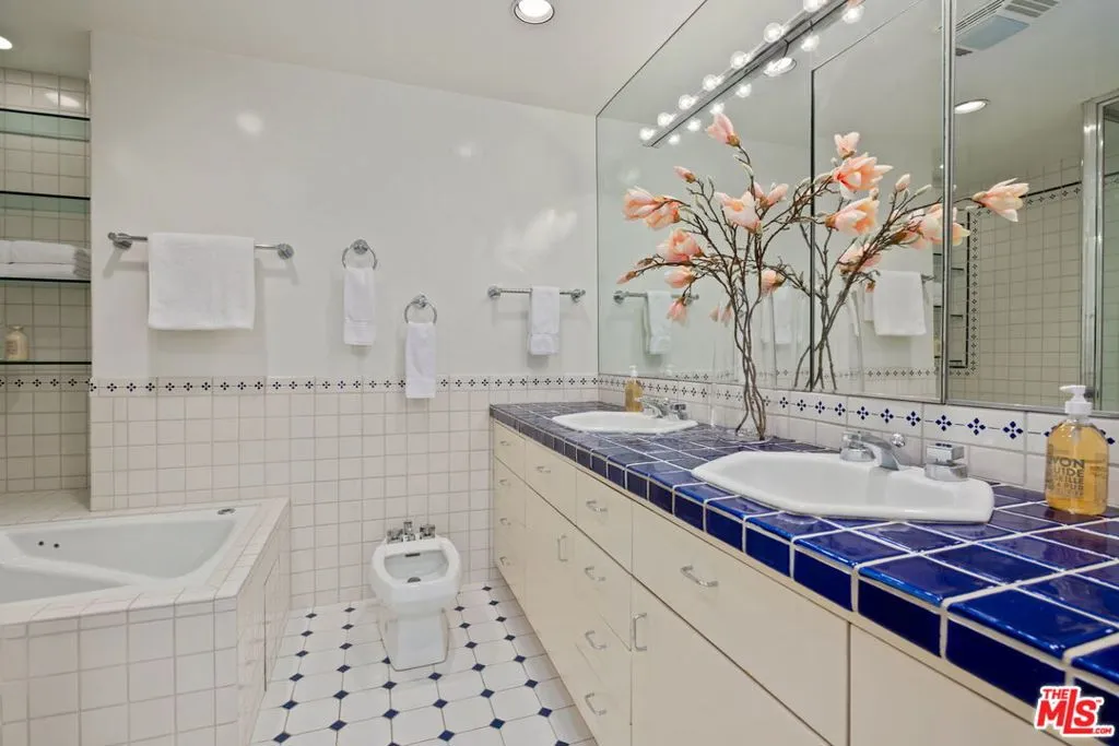 Los Angeles, California 90024, United States, 2 Bedrooms Bedrooms, ,5 BathroomsBathrooms,Residential,Active,237625