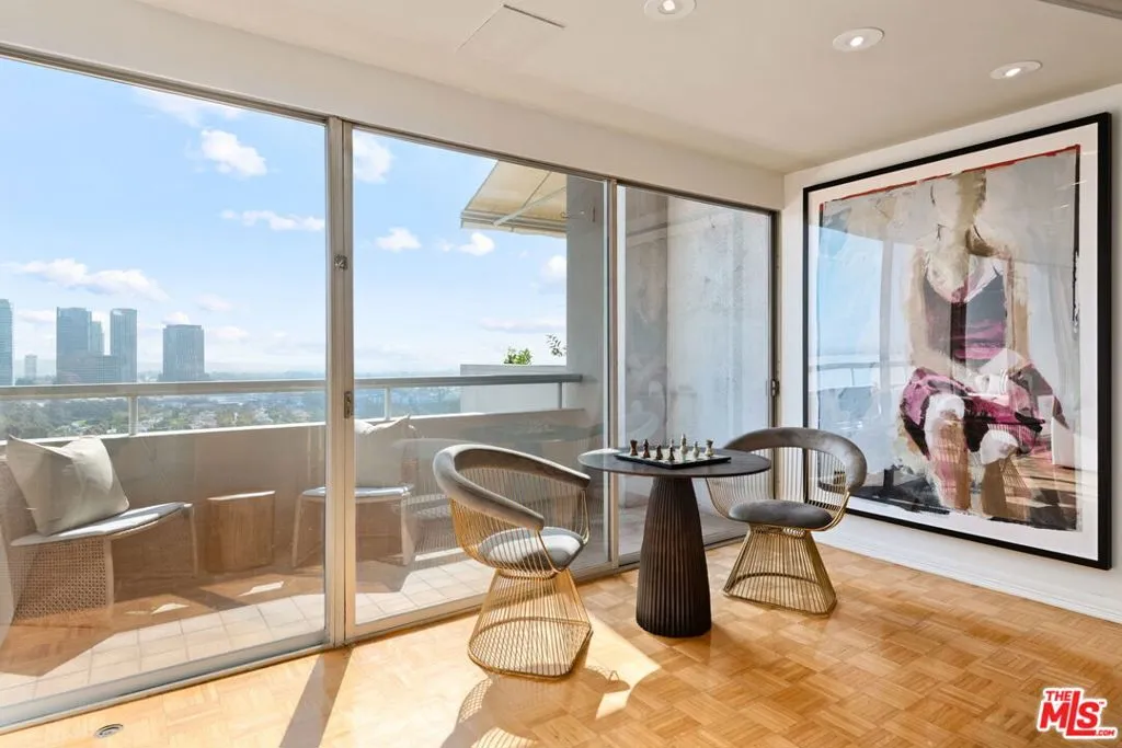 Los Angeles, California 90024, United States, 2 Bedrooms Bedrooms, ,5 BathroomsBathrooms,Residential,Active,237625