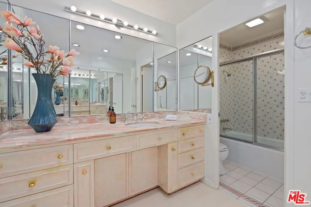 Los Angeles, California 90024, United States, 2 Bedrooms Bedrooms, ,5 BathroomsBathrooms,Residential,Active,237625