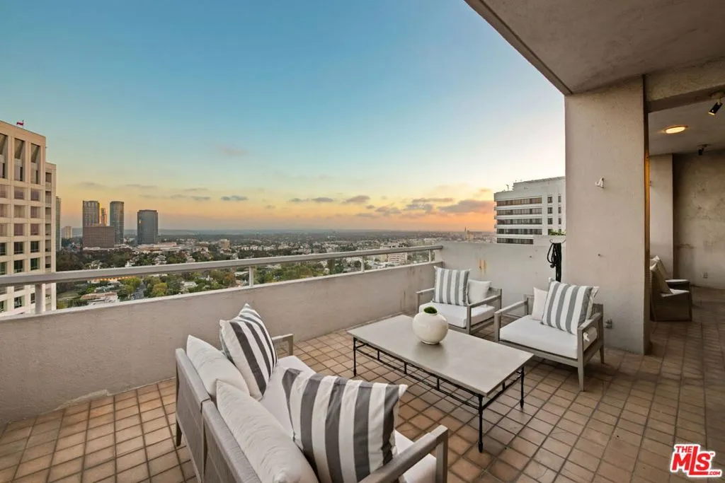 Los Angeles, California 90024, United States, 2 Bedrooms Bedrooms, ,5 BathroomsBathrooms,Residential,Active,237625