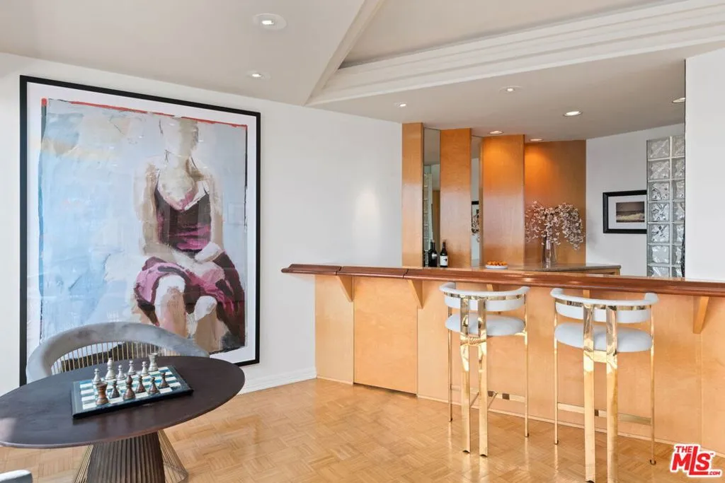 Los Angeles, California 90024, United States, 2 Bedrooms Bedrooms, ,5 BathroomsBathrooms,Residential,Active,237625