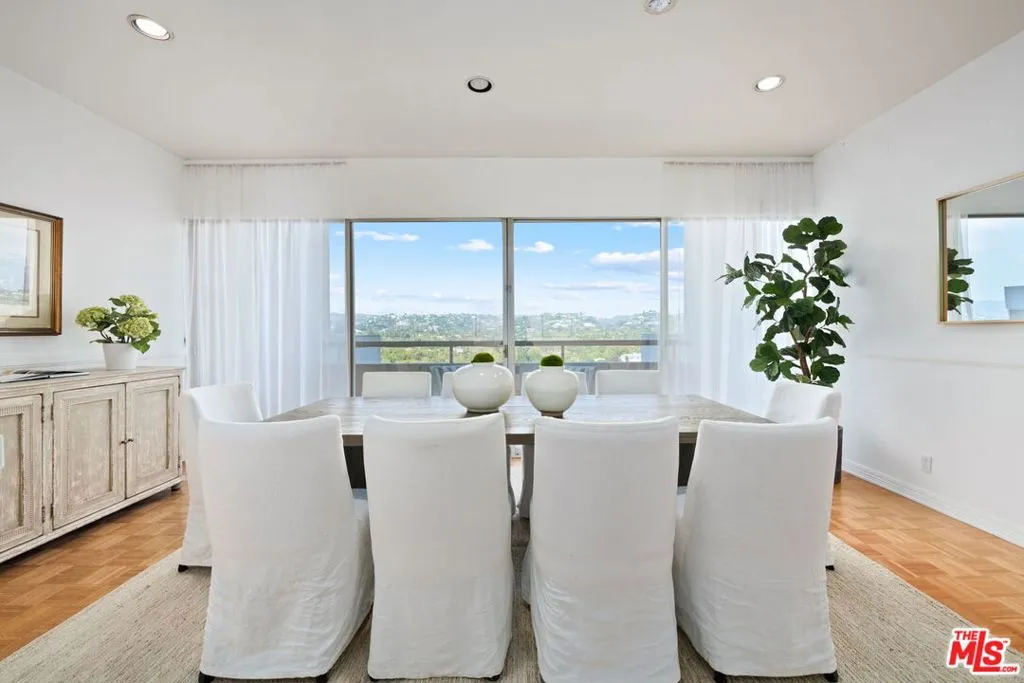 Los Angeles, California 90024, United States, 2 Bedrooms Bedrooms, ,5 BathroomsBathrooms,Residential,Active,237625