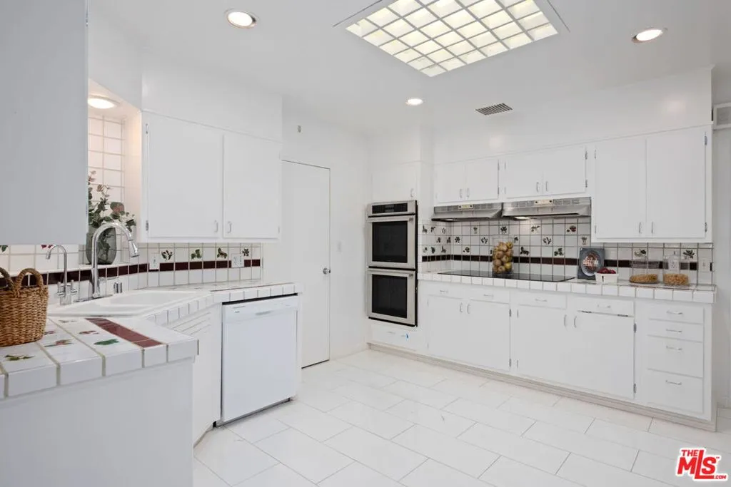 Los Angeles, California 90024, United States, 2 Bedrooms Bedrooms, ,5 BathroomsBathrooms,Residential,Active,237625