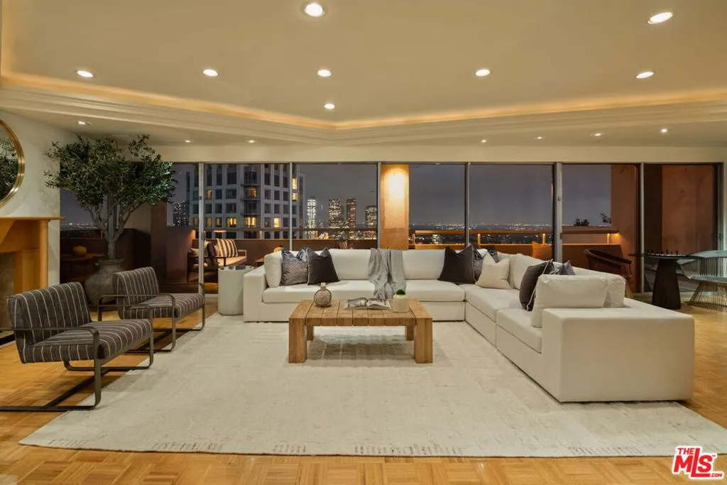 Los Angeles, California 90024, United States, 2 Bedrooms Bedrooms, ,5 BathroomsBathrooms,Residential,Active,237625