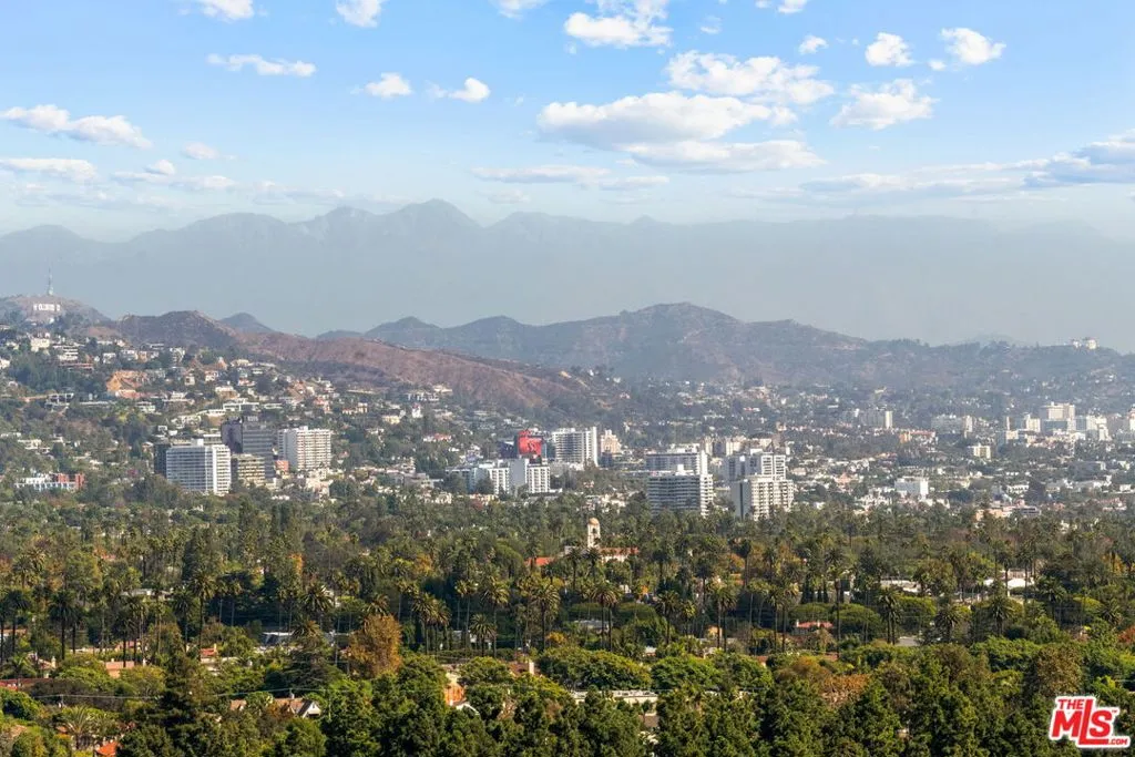 Los Angeles, California 90024, United States, 2 Bedrooms Bedrooms, ,5 BathroomsBathrooms,Residential,Active,237625