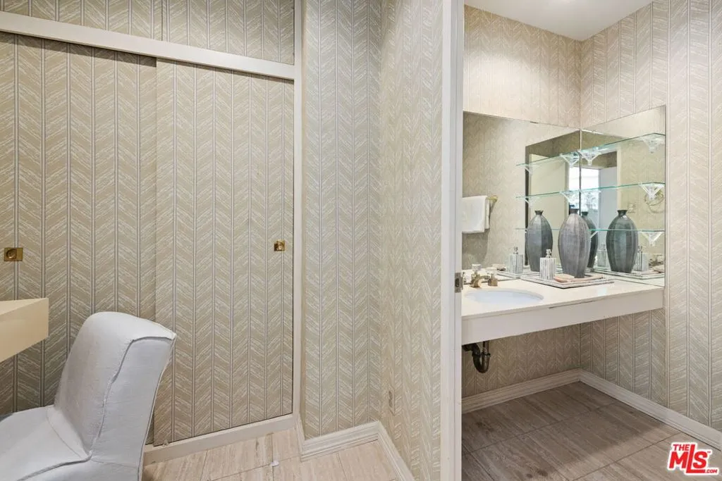 Los Angeles, California 90024, United States, 2 Bedrooms Bedrooms, ,5 BathroomsBathrooms,Residential,Active,237625