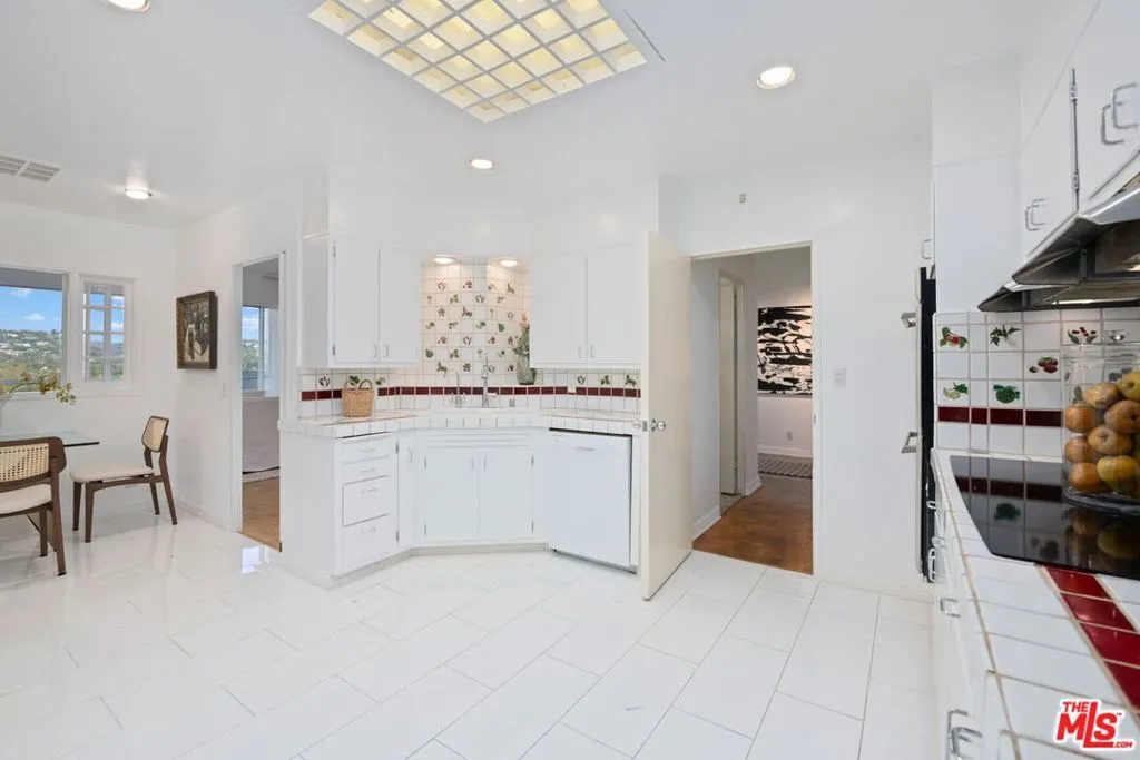 Los Angeles, California 90024, United States, 2 Bedrooms Bedrooms, ,5 BathroomsBathrooms,Residential,Active,237625