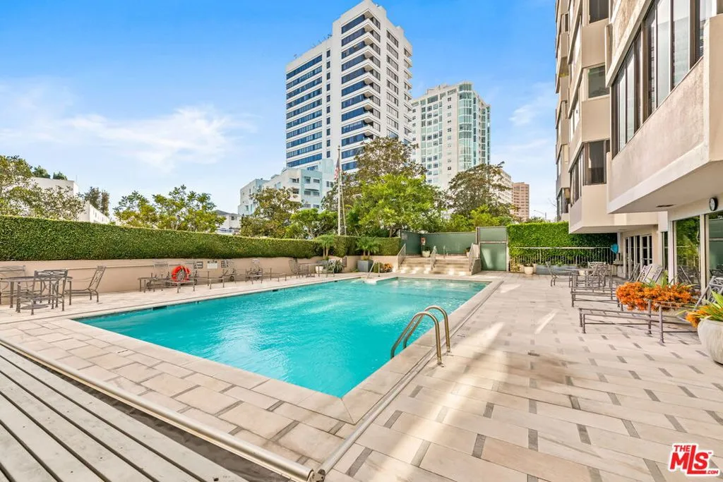 Los Angeles, California 90024, United States, 2 Bedrooms Bedrooms, ,5 BathroomsBathrooms,Residential,Active,237625